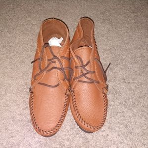 Minnetonka Boots- size 9